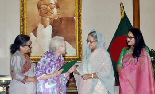 লুসির কাছে নাগরিকত্বের সনদ হস্তান্তর করলেন প্রধানমন্ত্রী