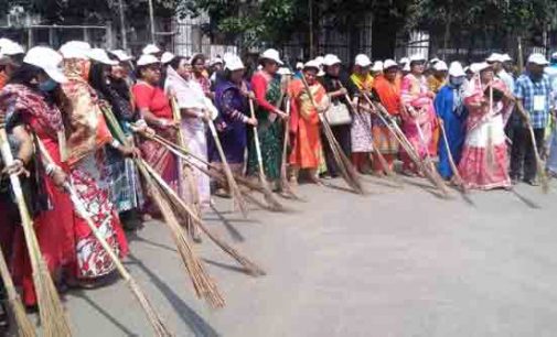 রেকর্ড গড়তে ঝাড়ু হাতে ঢাকার রাস্তায়