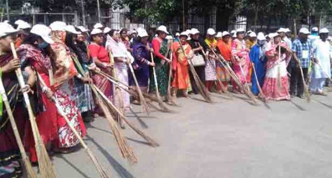 রেকর্ড গড়তে ঝাড়ু হাতে ঢাকার রাস্তায়