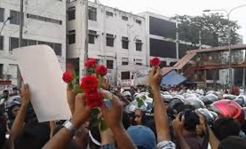 পুলিশকে ফুল দেওয়ার ভিডিও ভাইরাল