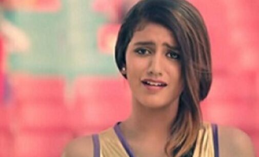 চোখের ইশারায় ফের বাজিমাত (ভিডিও)