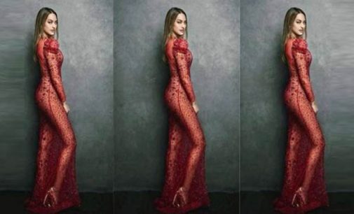 আপত্তিকর পোশাক পড়ে বেকায়দায় সোনাক্ষী