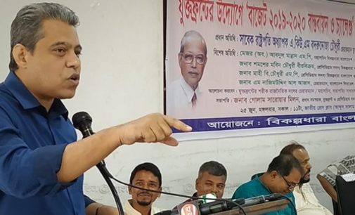 অর্থপাচারের অভিযোগে দুদকের জেরায় মাহী বি চৌধুরী