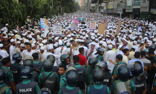 ফটো সংবাদ: আজ শুক্রবার জুম্মার নামাজের পর ভারত-শাসিত কাশ্মীরে গণহত্যা বন্ধের দাবিতে বিক্ষোভ