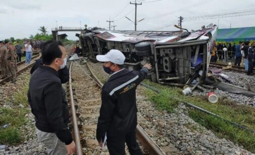 থাইল্যান্ডে বাস-ট্রেন সংঘর্ষে নিহত ২০