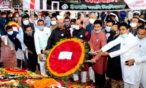 ইসলামি আরবি বিশ্ববিদ্যালয় ভিসির পুষ্পস্তবক অর্পণ 