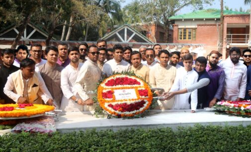 জাতির পিতার সমাধিতে শ্রদ্ধা নিবেদন